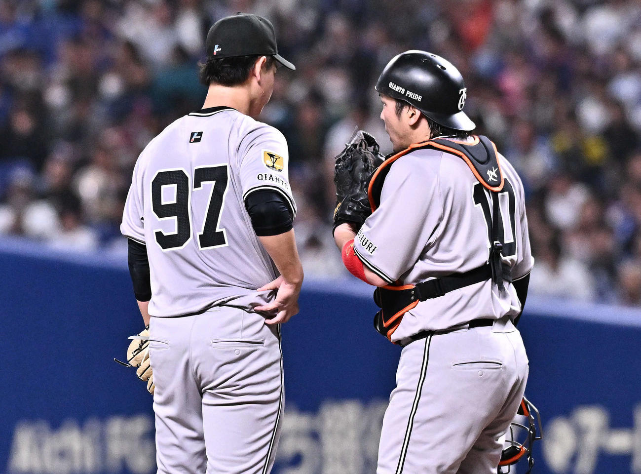 中日対巨人　5回裏、マウンド上で話す巨人井上（左）と甲斐（撮影・滝沢徹郎）