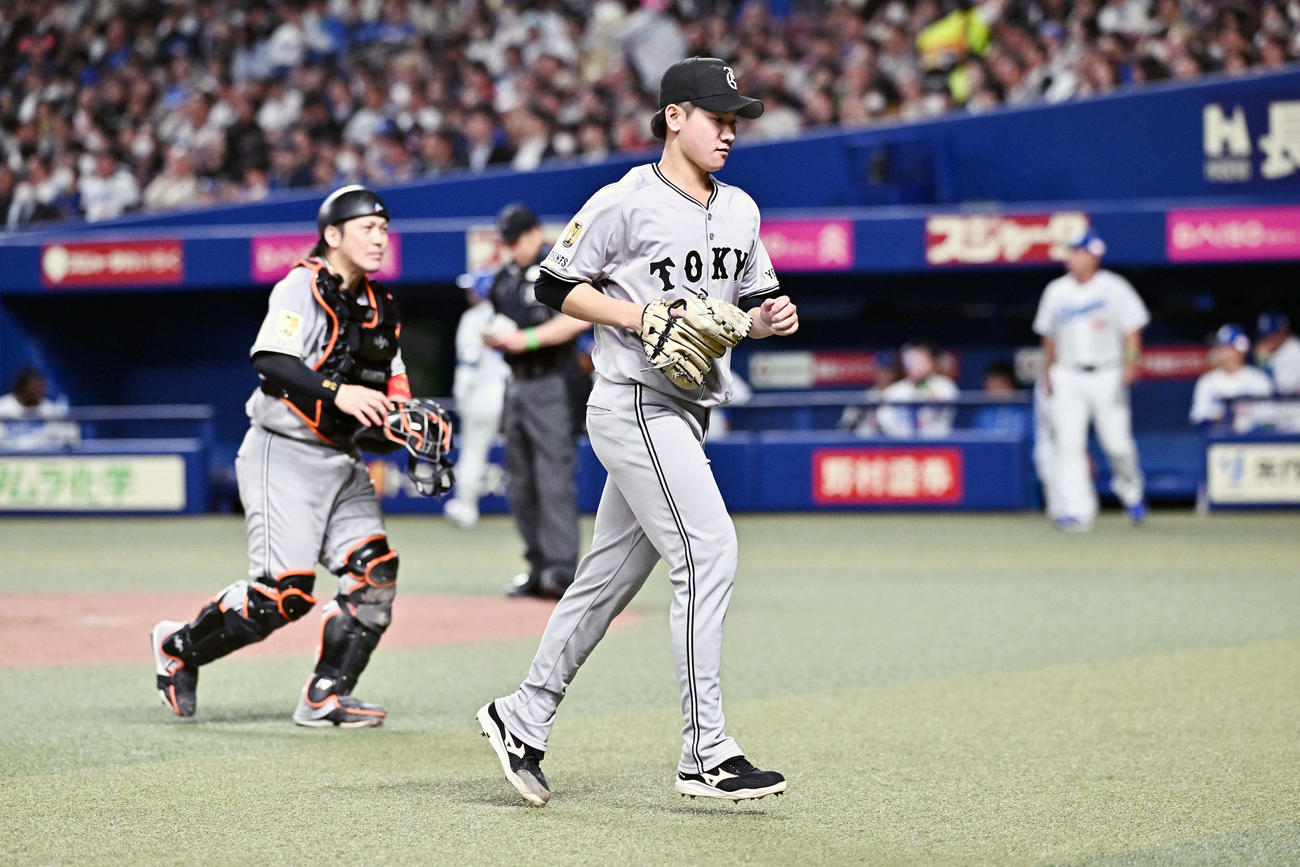 中日対巨人　7回裏に追加点を許した巨人先発の井上（手前）と甲斐は引き揚げる（撮影・滝沢徹郎）
