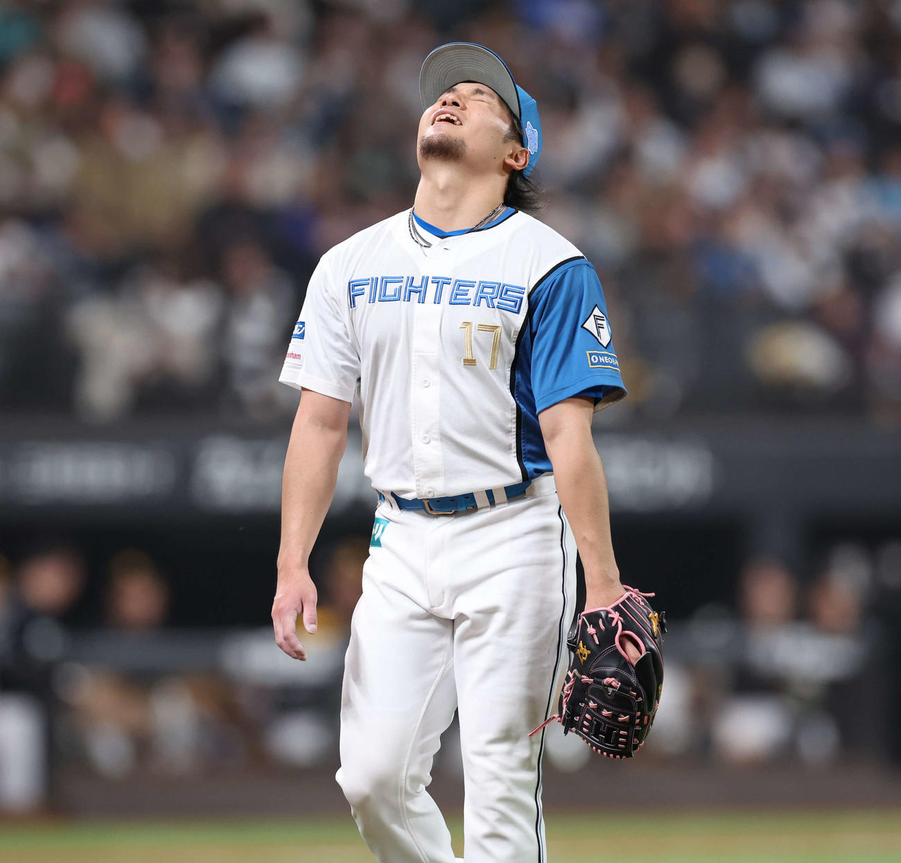 日本ハム対ソフトバンク　3回表、無失点に抑えるも天を仰ぐ伊藤（撮影・黒川智章）