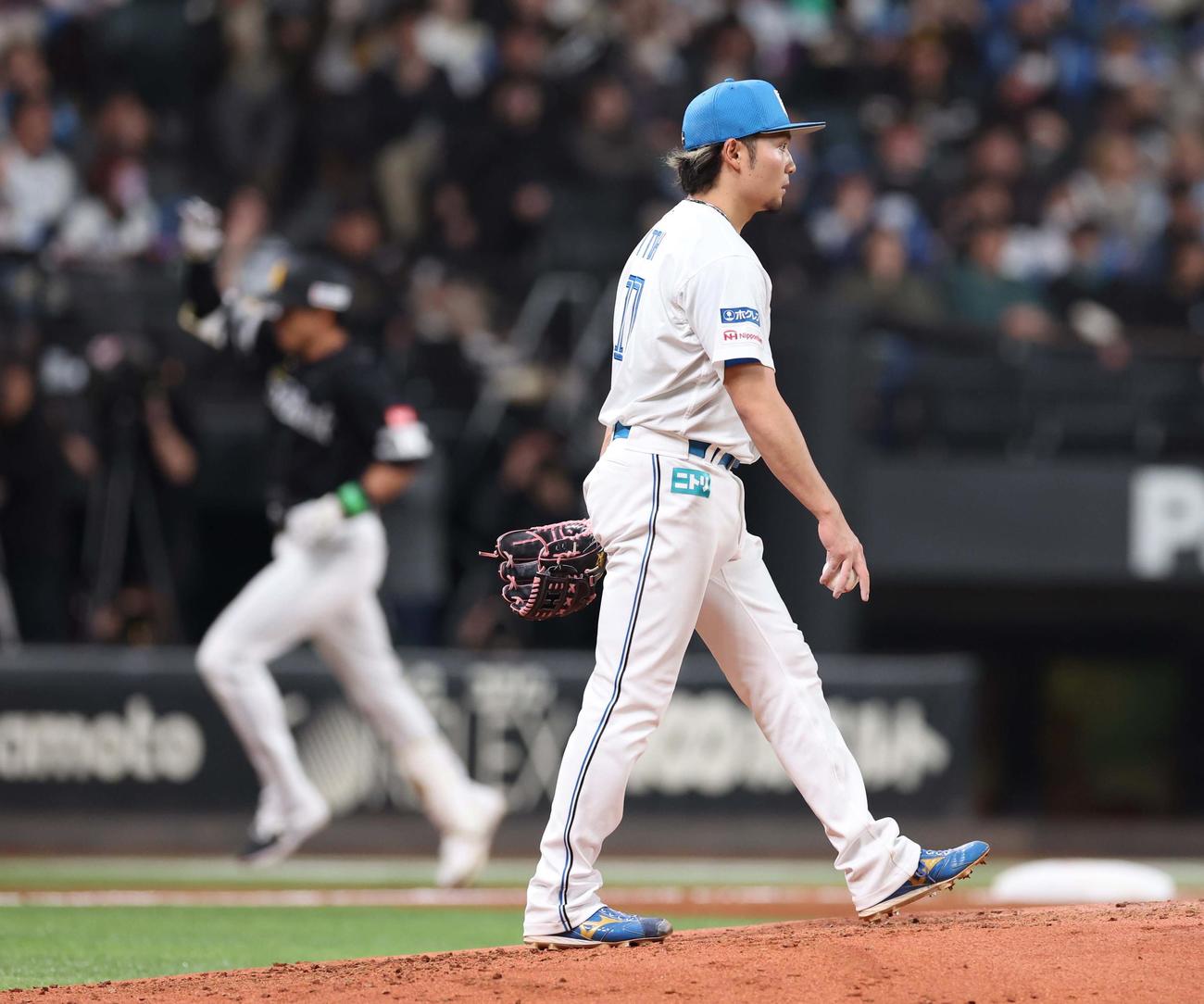 日本ハム対ソフトバンク　5回表ソフトバンク無死、柳田に中越え本塁打を浴びる伊藤（撮影・黒川智章）