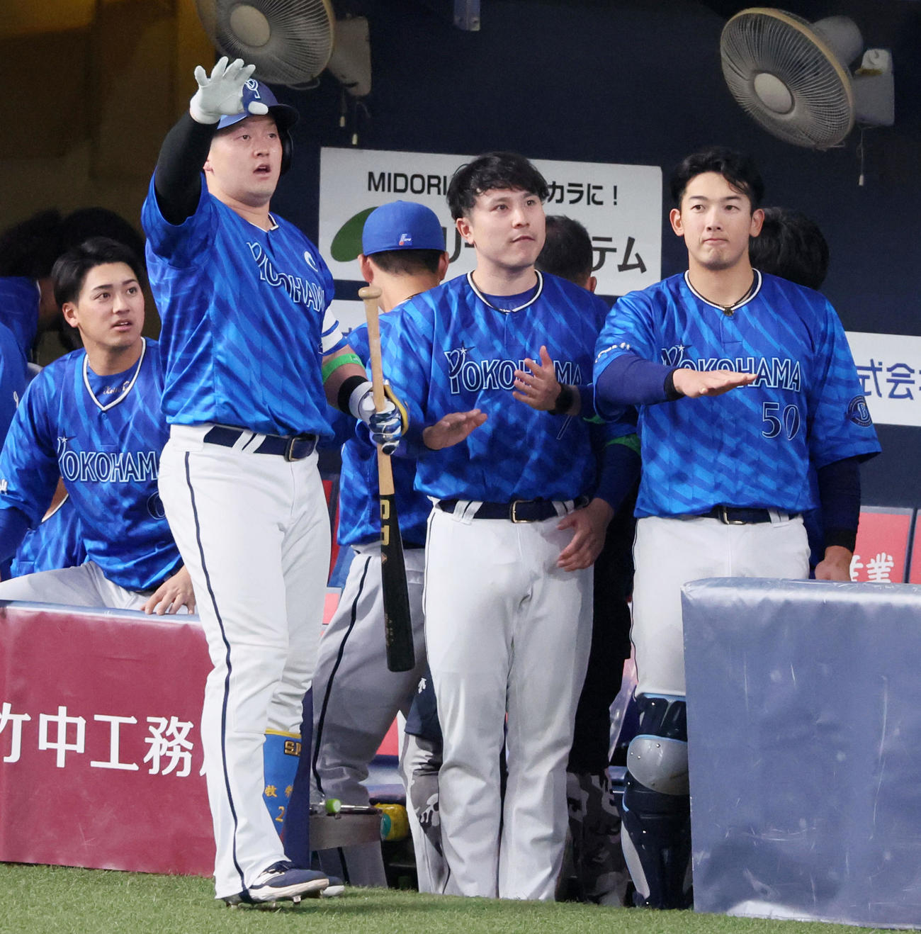 阪神対DeNA 3回表DeNA2死、牧は左越えソロ本塁打を放ちベンチ前でスタンドに向かってデスターシャのポーズを決める。中央は佐野、右は山本（撮影・加藤哉）
