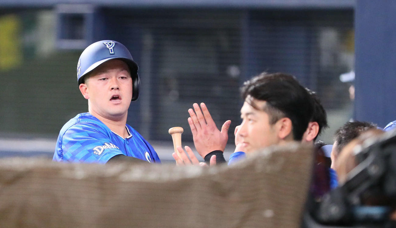 阪神対DeNA 3回表DeNA2死、牧は左越え同点本塁打を放つ（撮影・宮崎幸一）