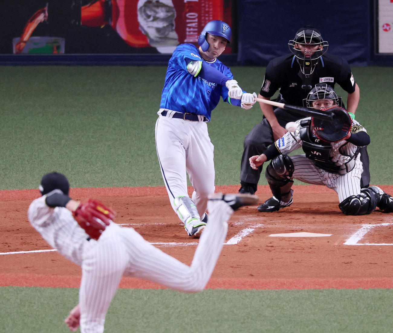 阪神対DeNA 6回表DeNA1死満塁、佐野は右前適時打を放つ。投手才木（撮影・加藤哉）