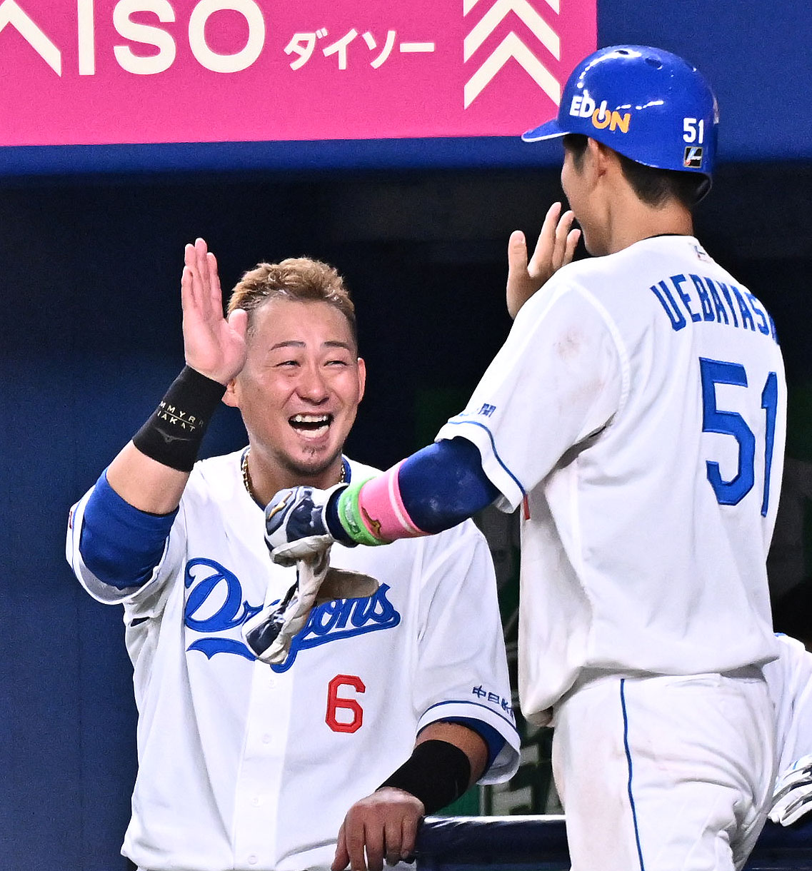 中日対巨人　7回裏中日無死一、三塁、木下のセーフティースクイズで生還した三塁走者上林（右）を迎える中田（撮影・滝沢徹郎）