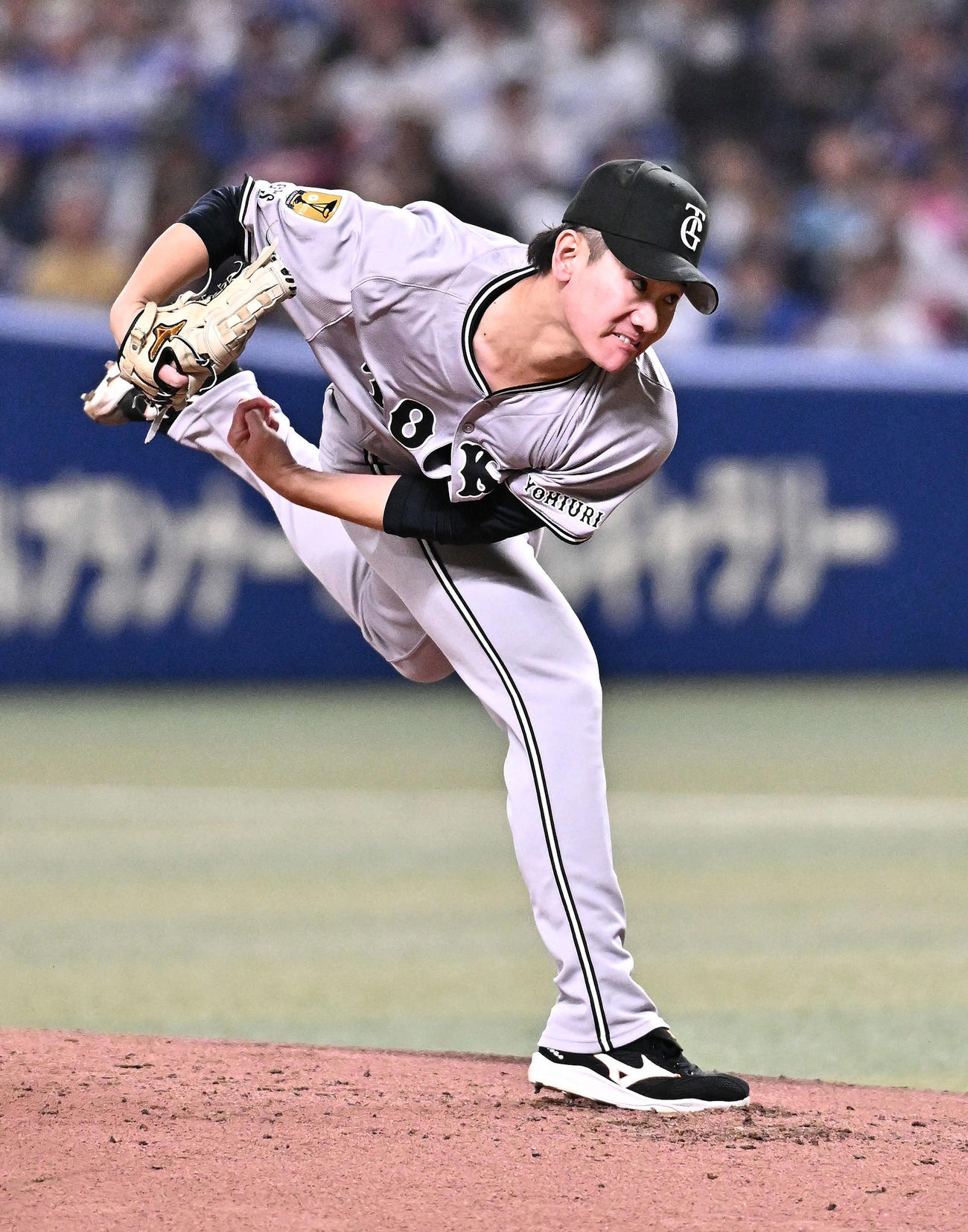 中日対巨人　力投する巨人先発の井上（撮影・滝沢徹郎）