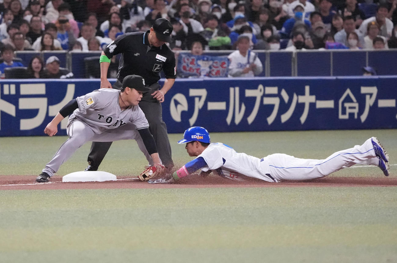 中日対巨人　7回裏中日無死二塁、中山のタッチを交わし三塁セーフの上林（右）（撮影・森本幸一）
