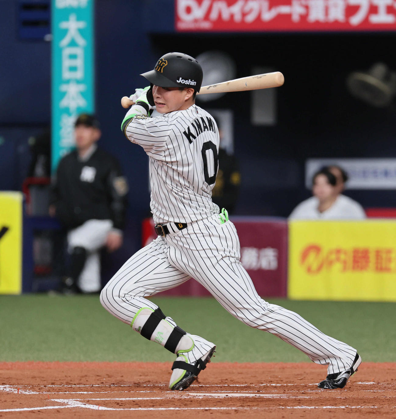 阪神対DeNA 2回裏阪神2死二塁、木浪は左翼に先制適時打を放つ（撮影・宮崎幸一）
