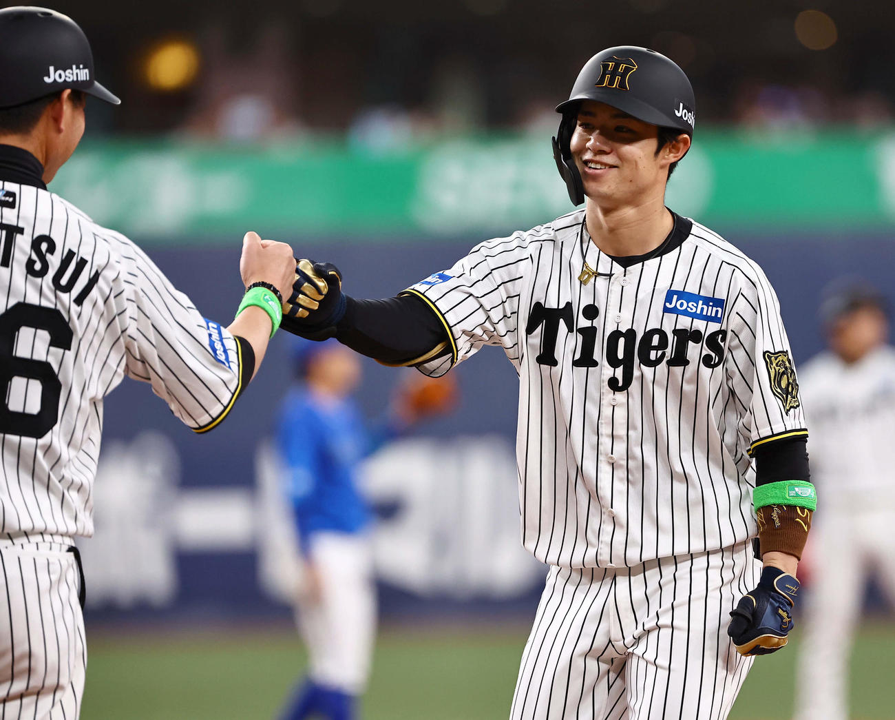 阪神対DeNA 3回裏阪神1死一塁、中野は右前打を放つ（撮影・上田博志）