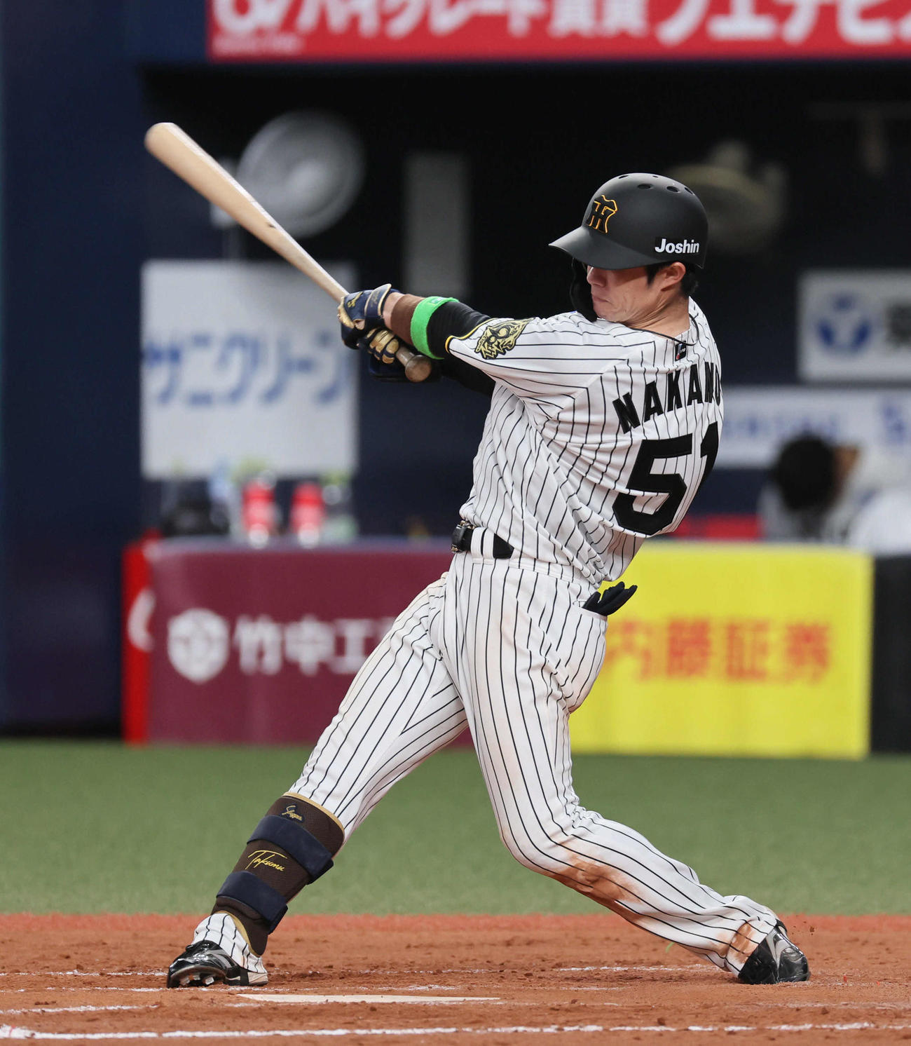 阪神対DeNA 8回裏阪神無死一塁、中野は右前打を放つ（撮影・宮崎幸一）