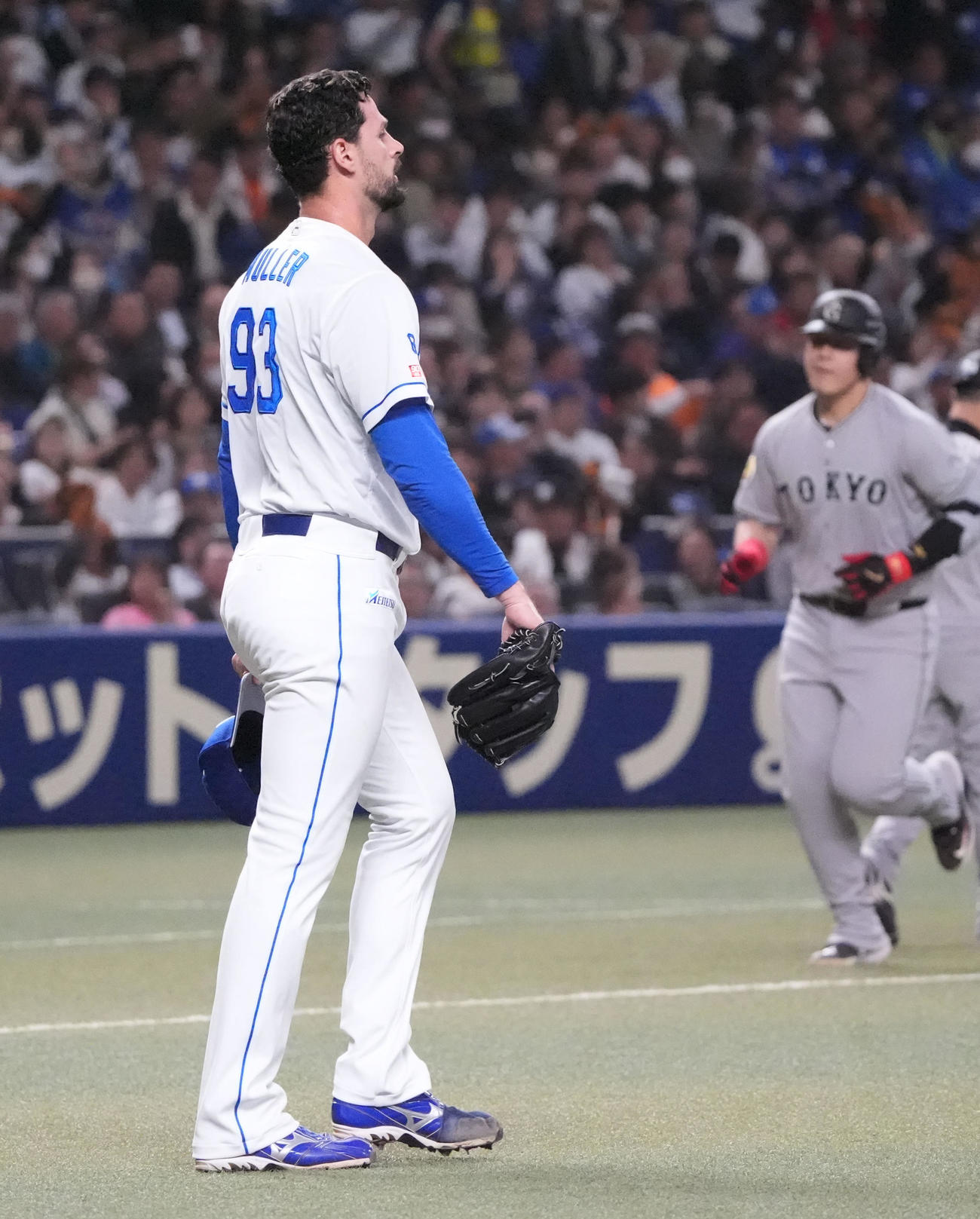 中日対巨人　4回表巨人2死、岡本に左越え本塁打を打たれたマラー（左）（撮影・森本幸一）