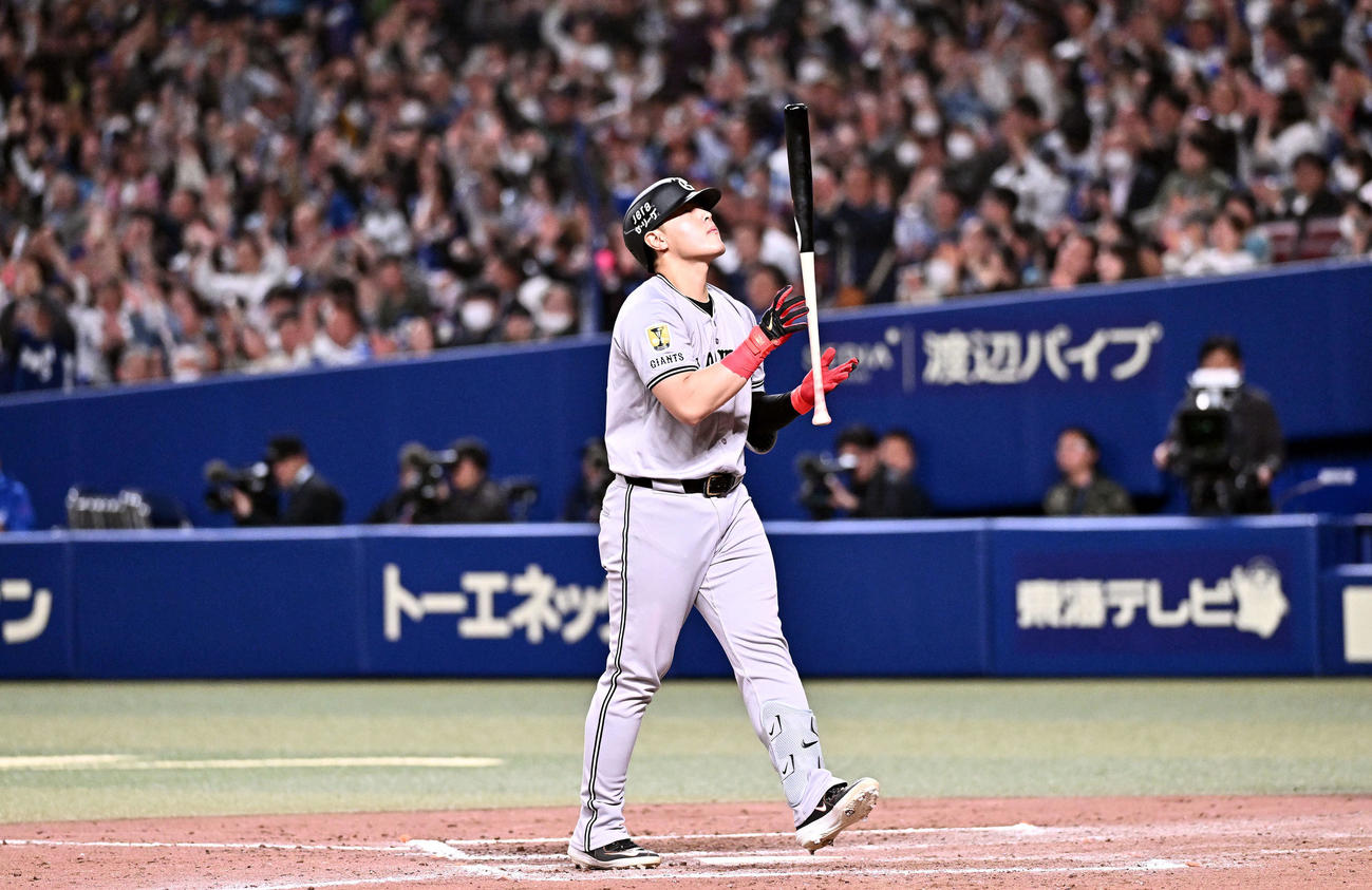 中日対巨人　8回表巨人2死一、三塁、空振り三振に倒れた岡本（撮影・滝沢徹郎）