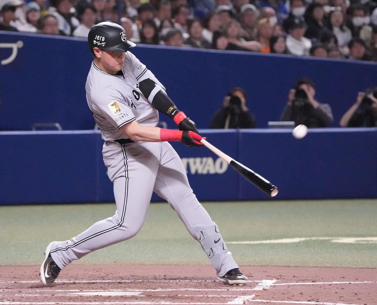 中日対巨人　4回表巨人2死、左越え本塁打を放つ岡本（撮影・森本幸一）