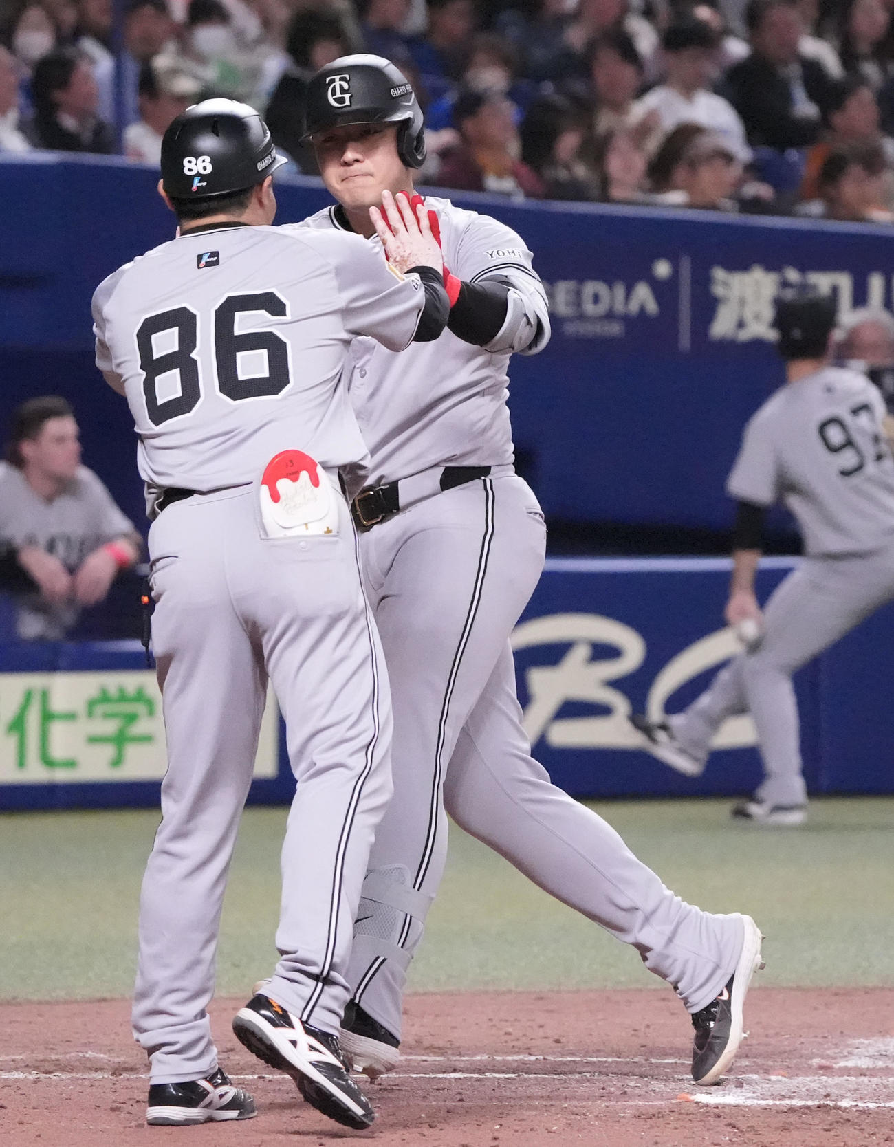中日対巨人　4回表巨人2死、左越え本塁打を放ち生還する岡本（右）（撮影・森本幸一）