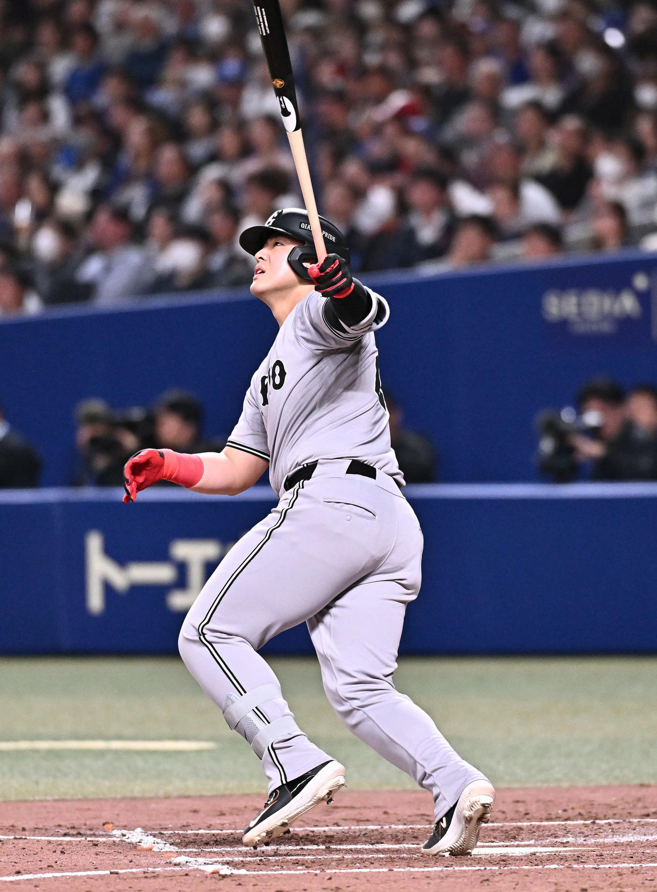 中日対巨人　4回表巨人2死、岡本は左越えソロ本塁打を放つ（撮影・滝沢徹郎）