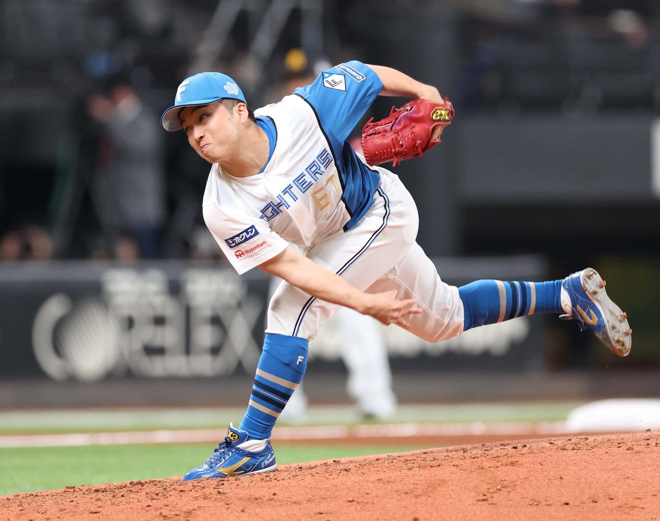 日本ハム対ソフトバンク　6回から登板の山本拓（撮影・黒川智章）