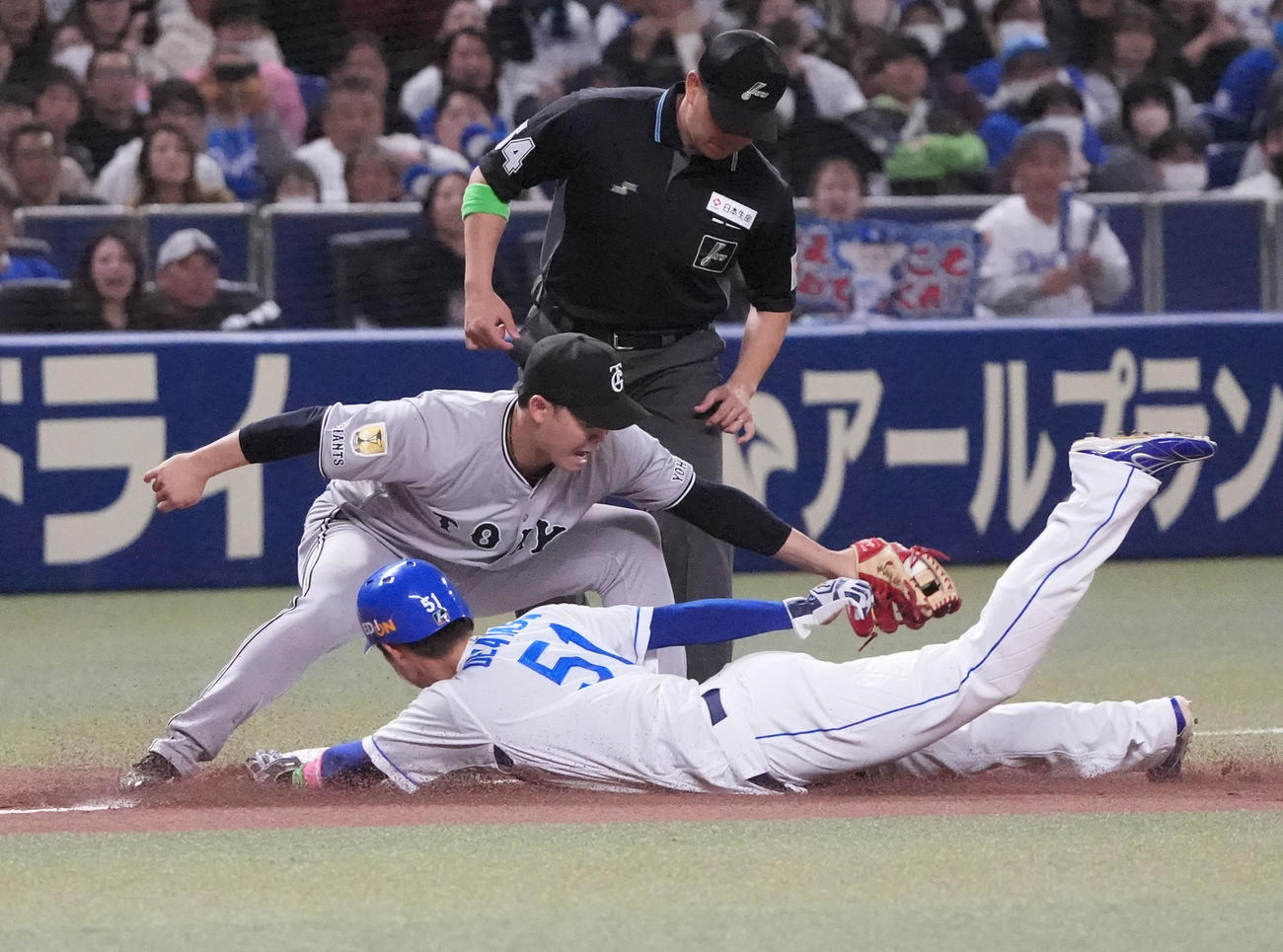 中日対巨人　7回裏中日無死二塁、中山のタッチを交わし三塁セーフの上林（左）（撮影・森本幸一）