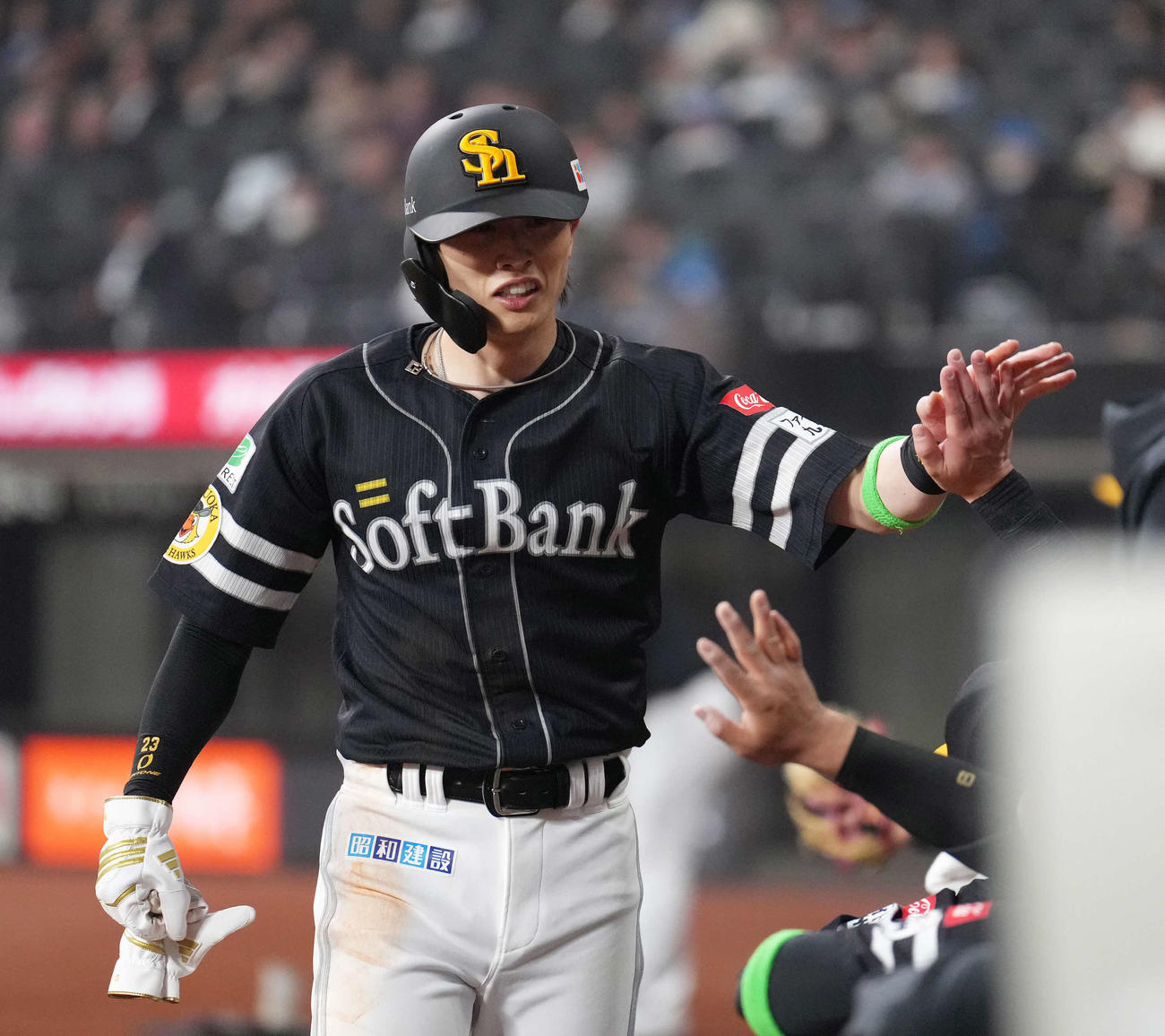 日本ハム対ソフトバンク　2回表ソフトバンク2死二塁、中村の右前適時打で生還しタッチを交わす周東（撮影・足立雅史）