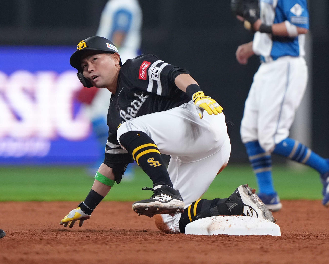 日本ハム対ソフトバンク　2回表ソフトバンク2死二塁、右前適時打を放った中村（撮影・足立雅史）