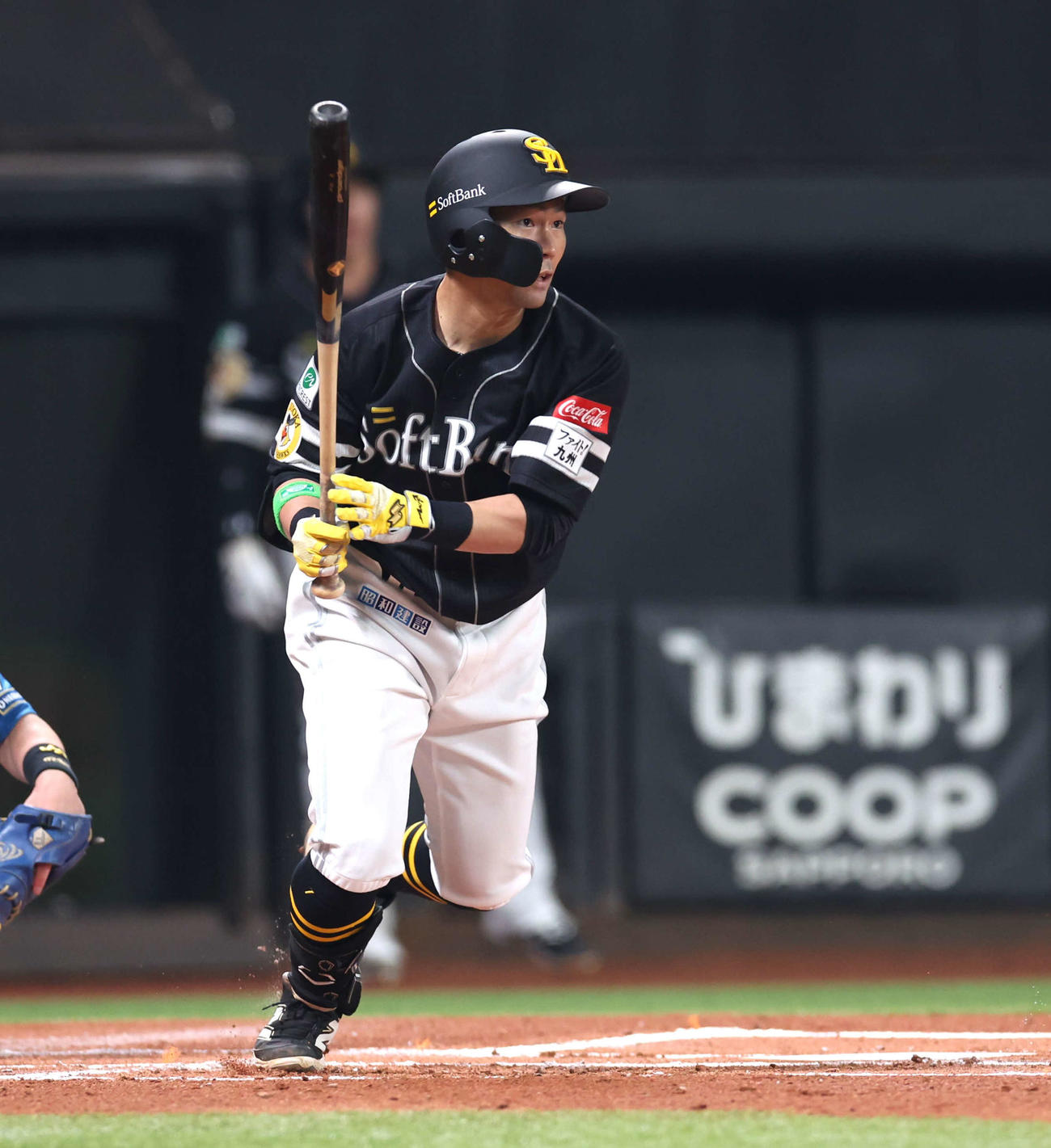 日本ハム対ソフトバンク　1回表ソフトバンク無死二塁、右前打を放つ中村（撮影・黒川智章）