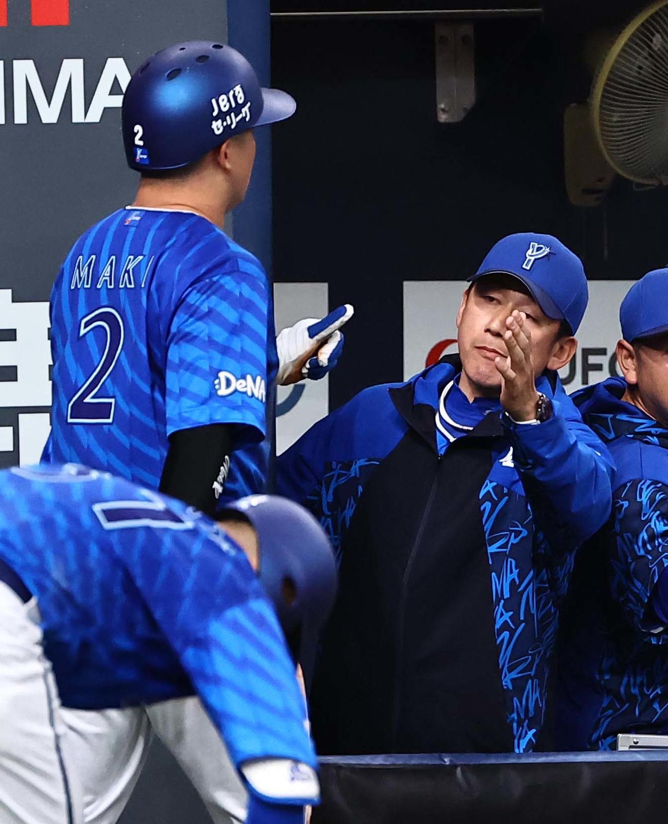 阪神対DeNA 9回表DeNA1死二、三塁、蝦名の犠飛で生還した牧（左）を出迎える三浦監督（撮影・上田博志）