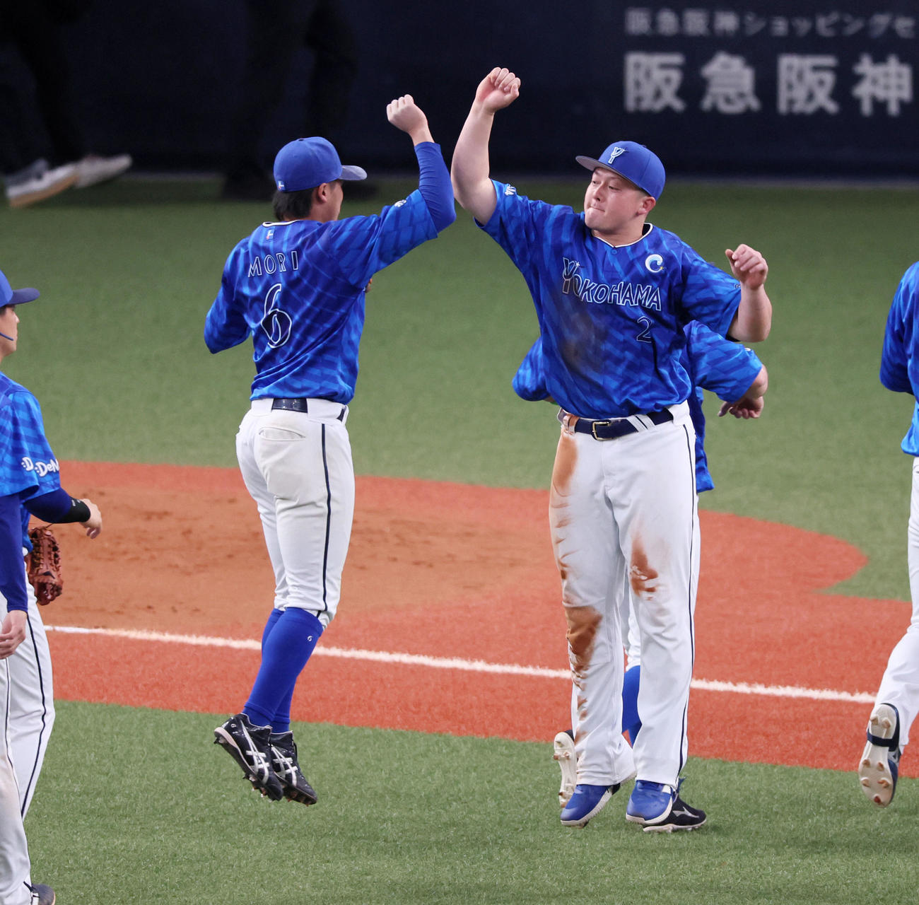 阪神対DeNA　阪神に勝利し森敬（左）とジャンプしてタッチする牧（撮影・加藤哉）
