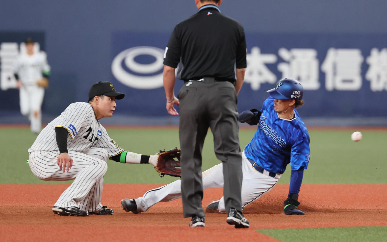 阪神対DeNA 6回表DeNA1死一塁、三森は二盗を決める（撮影・宮崎幸一）