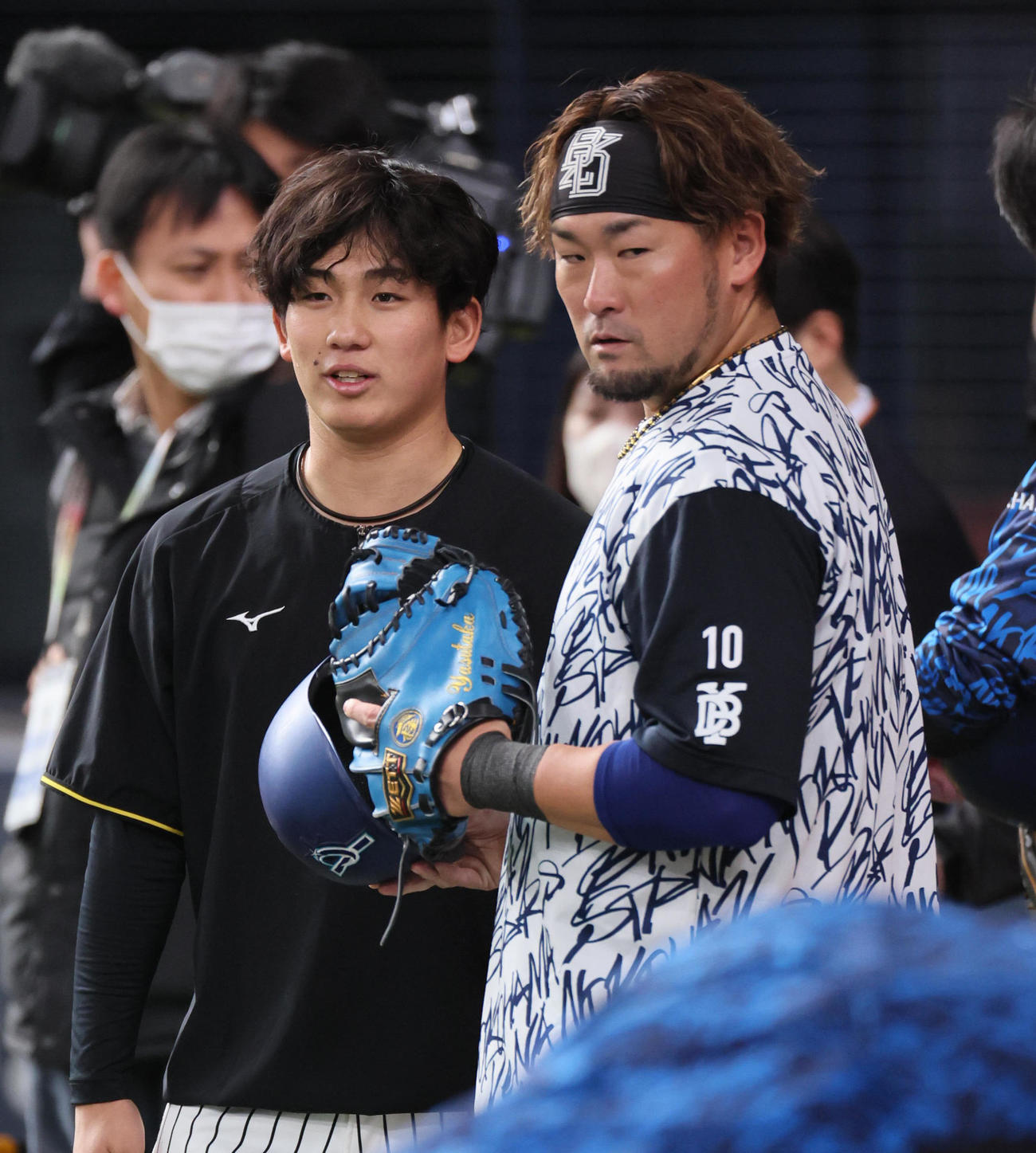 阪神対DeNA DeNA戸柱（右）にあいさつする阪神伊原（撮影・宮崎幸一）