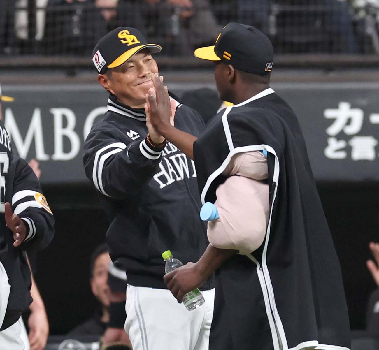 日本ハム対ソフトバンク　試合後、モイネロを出迎える小久保監督（撮影・黒川智章）