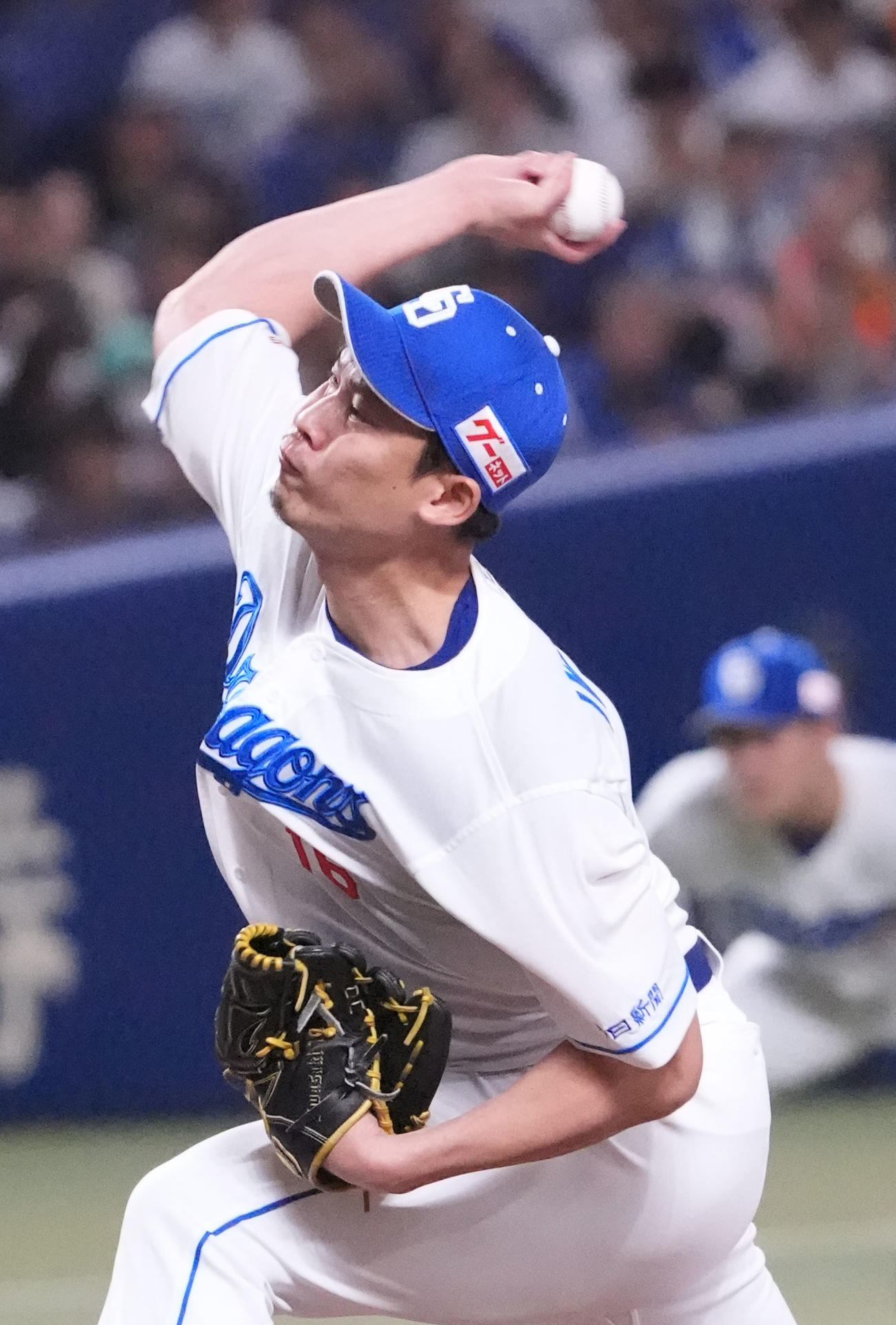 中日対巨人　7回表、中日3番手で登板する岩崎（撮影・森本幸一）