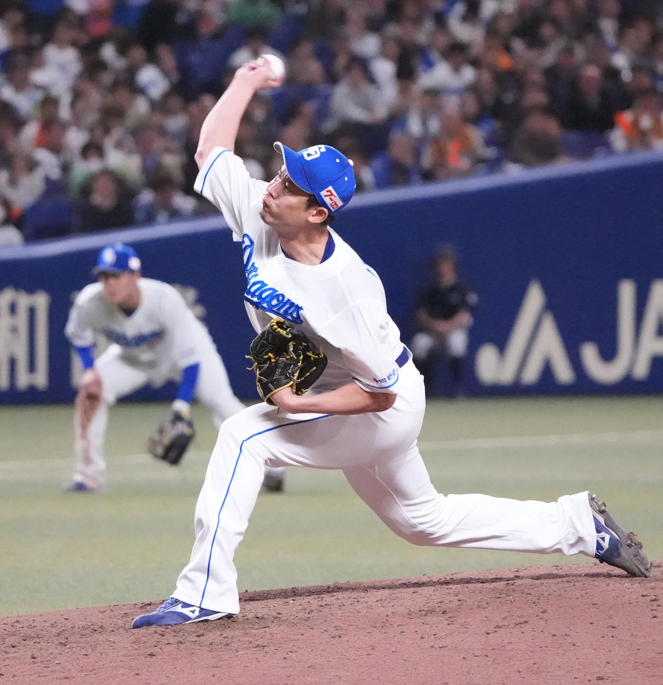 中日対巨人　7回表、中日3番手で登板する岩崎（撮影・森本幸一）