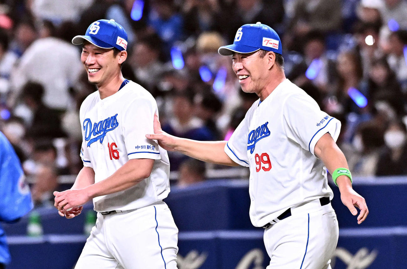 中日対巨人　試合後、勝利投手の中日岩崎（左）をねぎらう井上監督（撮影・滝沢徹郎）