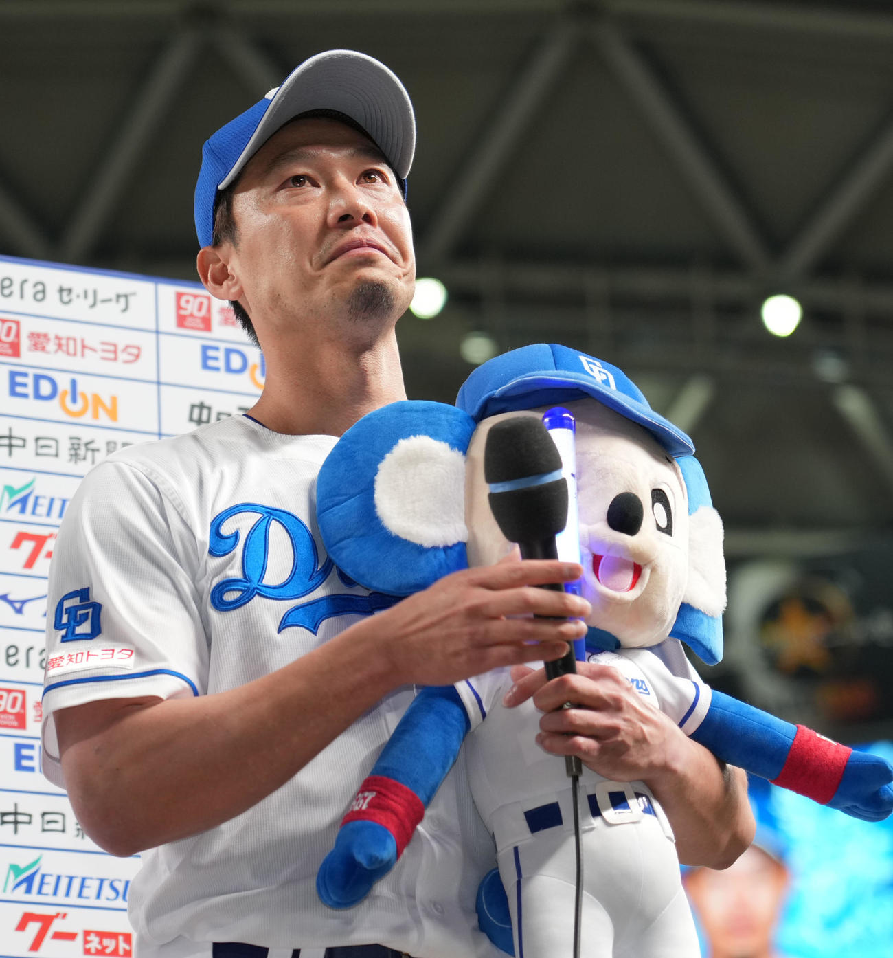 中日対巨人　ヒーローインタビューで感極まる岩崎（撮影・森本幸一）