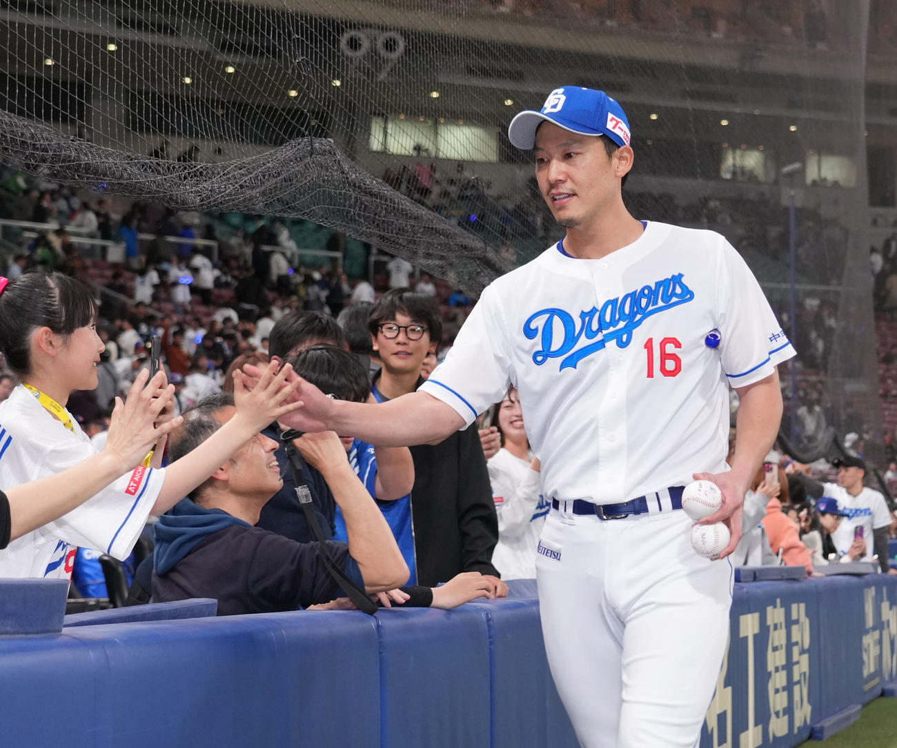 中日対巨人　ヒーローインタビューを終えファンとタッチを交わす岩崎（右）（撮影・森本幸一）