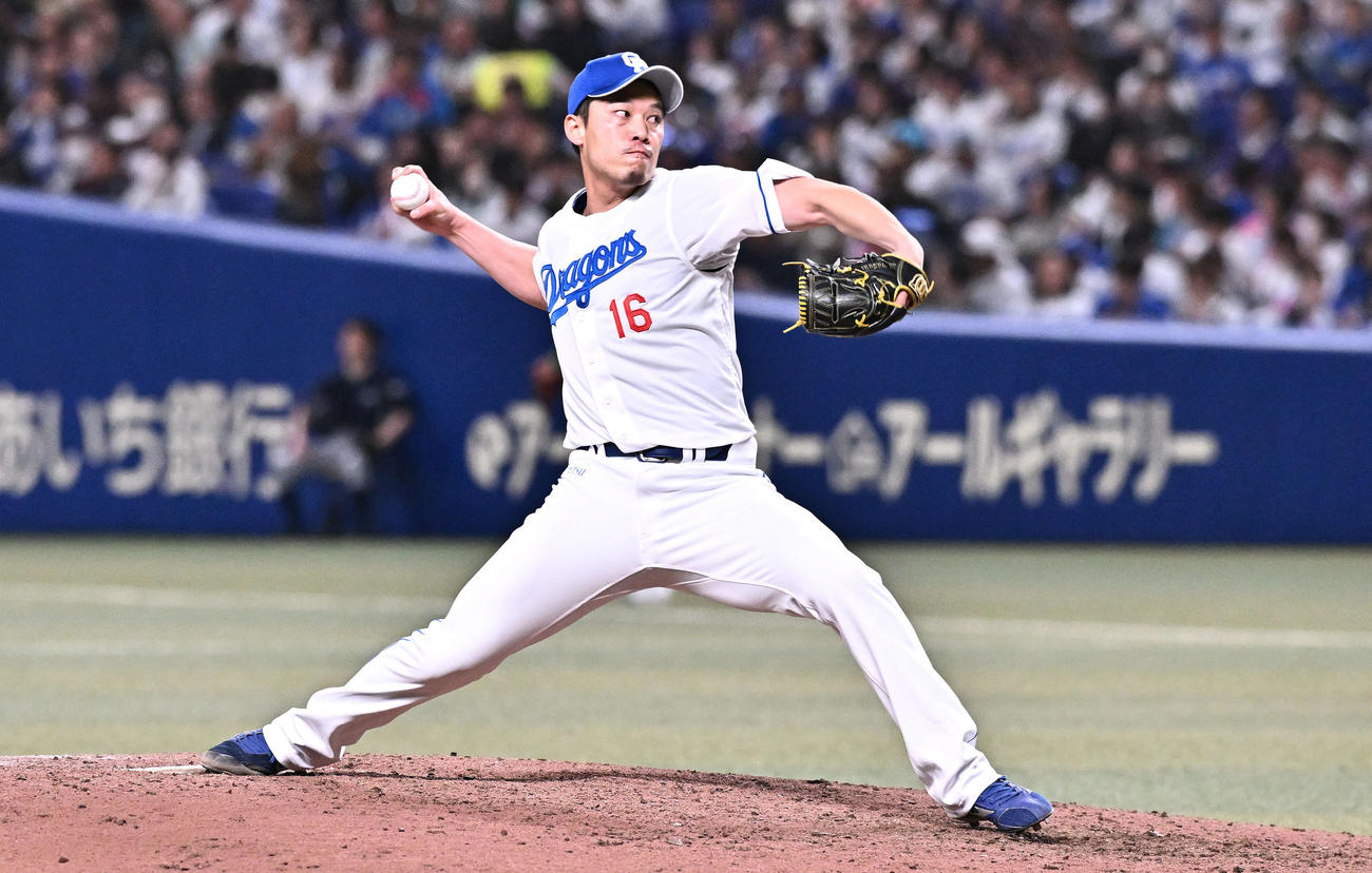 中日対巨人　7回表、中日3番手で登板した岩崎（撮影・滝沢徹郎）