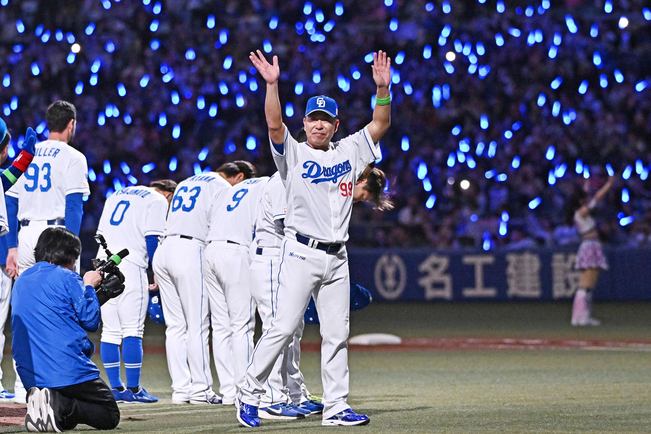 中日対巨人　本拠地初勝利しファンに手を振る中日井上監督（撮影・滝沢徹郎）