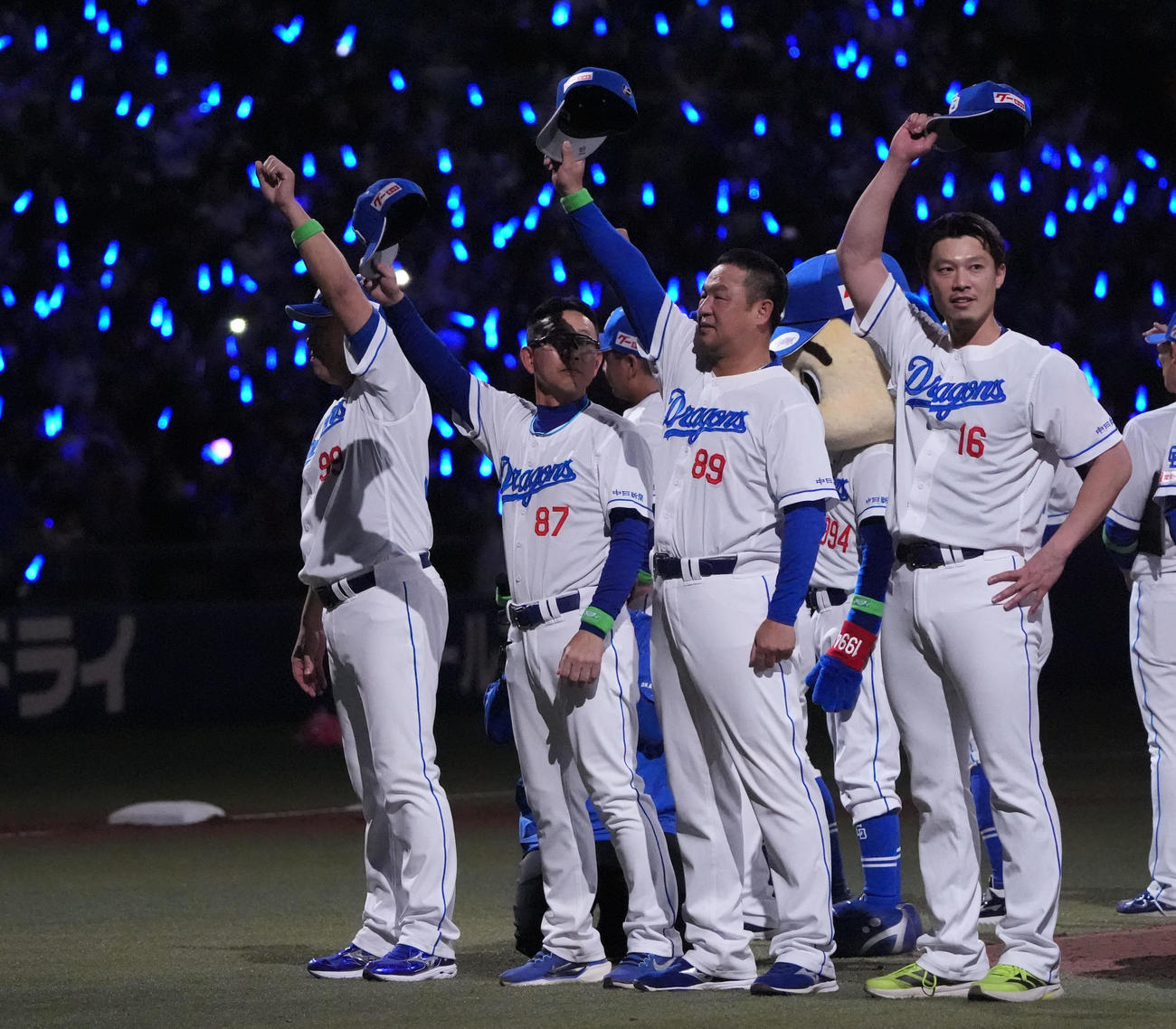 中日対巨人　マウンドに集まりスタンドの観客にあいさつをする井上監督（左）右は岩崎（撮影・森本幸一）