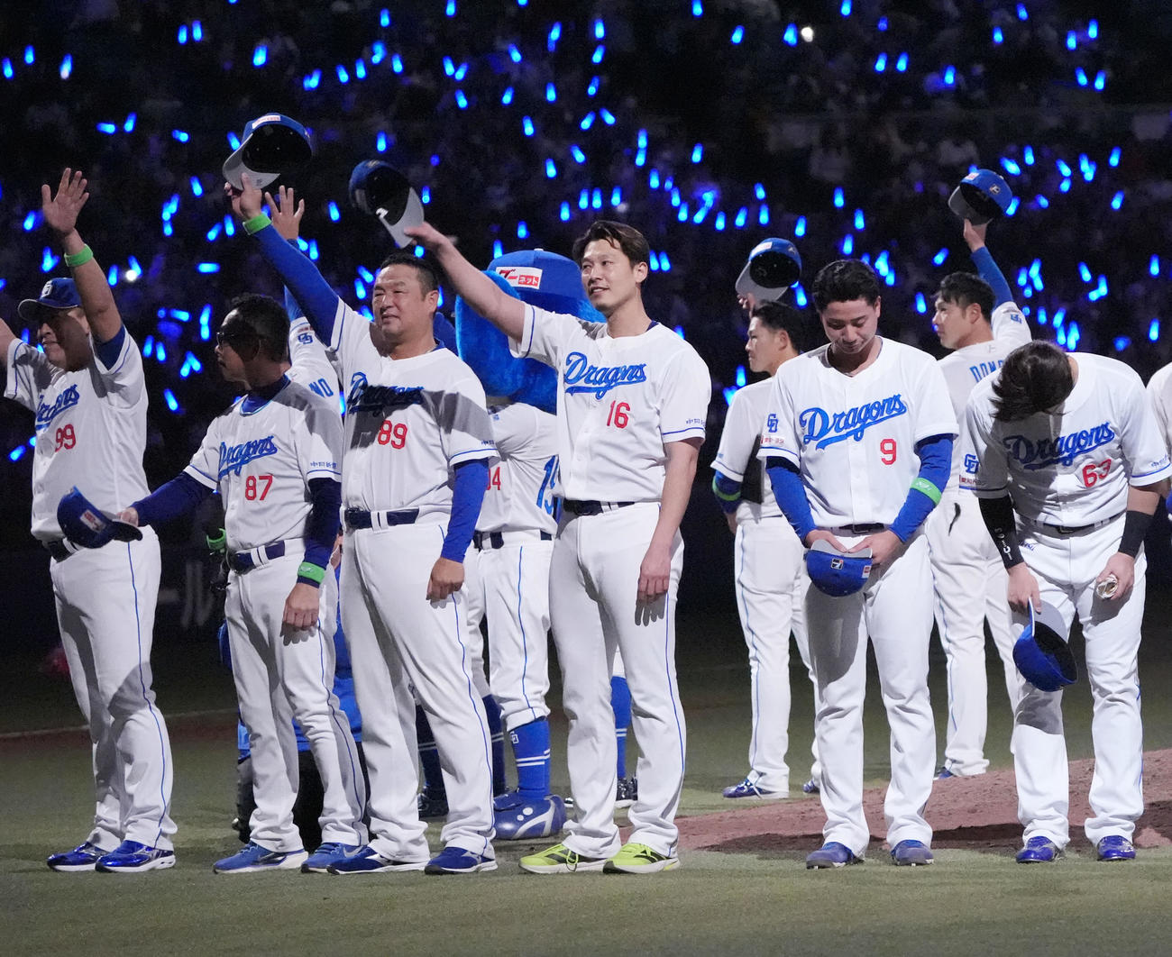 中日対巨人　マウンドに集まりスタンドの観客にあいさつをする井上監督（左）中央は岩崎（撮影・森本幸一）