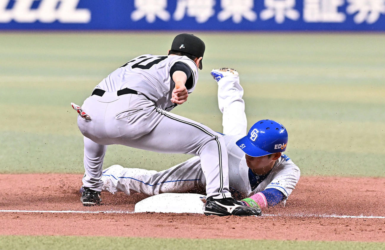 中日対巨人　7回裏中日無死二塁、村松の犠打で三進する代走上林。三塁手中山（撮影・滝沢徹郎）