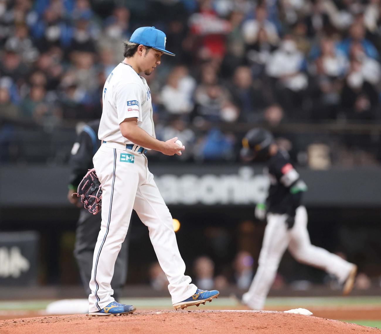 日本ハム対ソフトバンク　5回表ソフトバンク2死、今宮に左越え本塁打を浴びる伊藤（撮影・黒川智章）