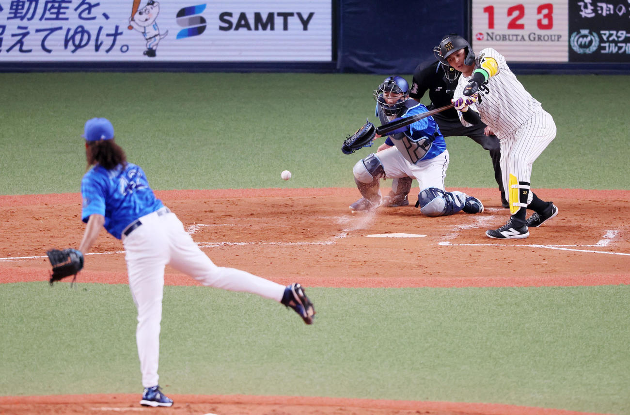 阪神対DeNA 4回裏阪神1死、井上は三振振り逃げで出塁。投手ジャクソン（撮影・加藤哉）