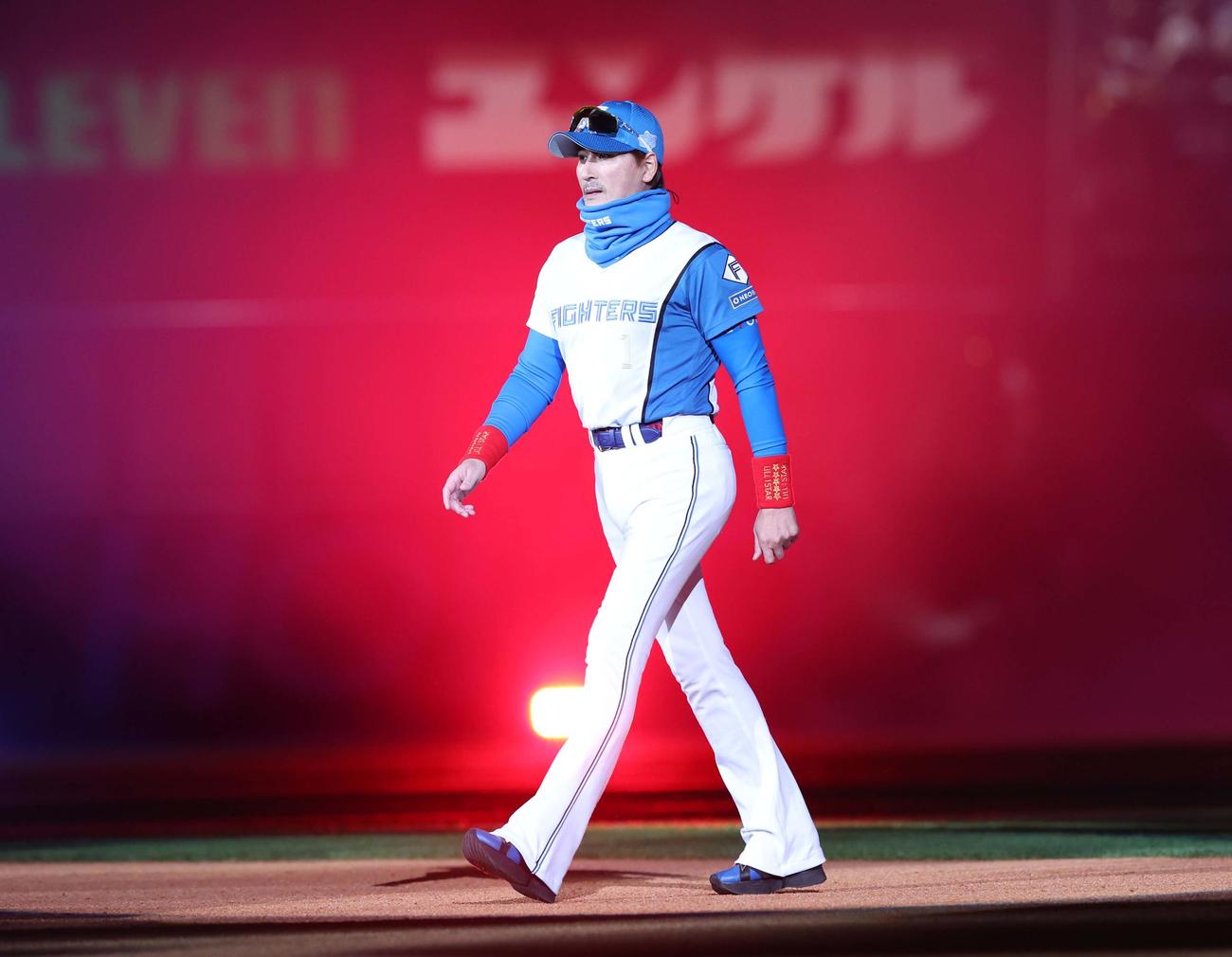 日本ハム対ソフトバンク　ホーム開幕セレモニーで登場する新庄剛志監督（撮影・黒川智章）