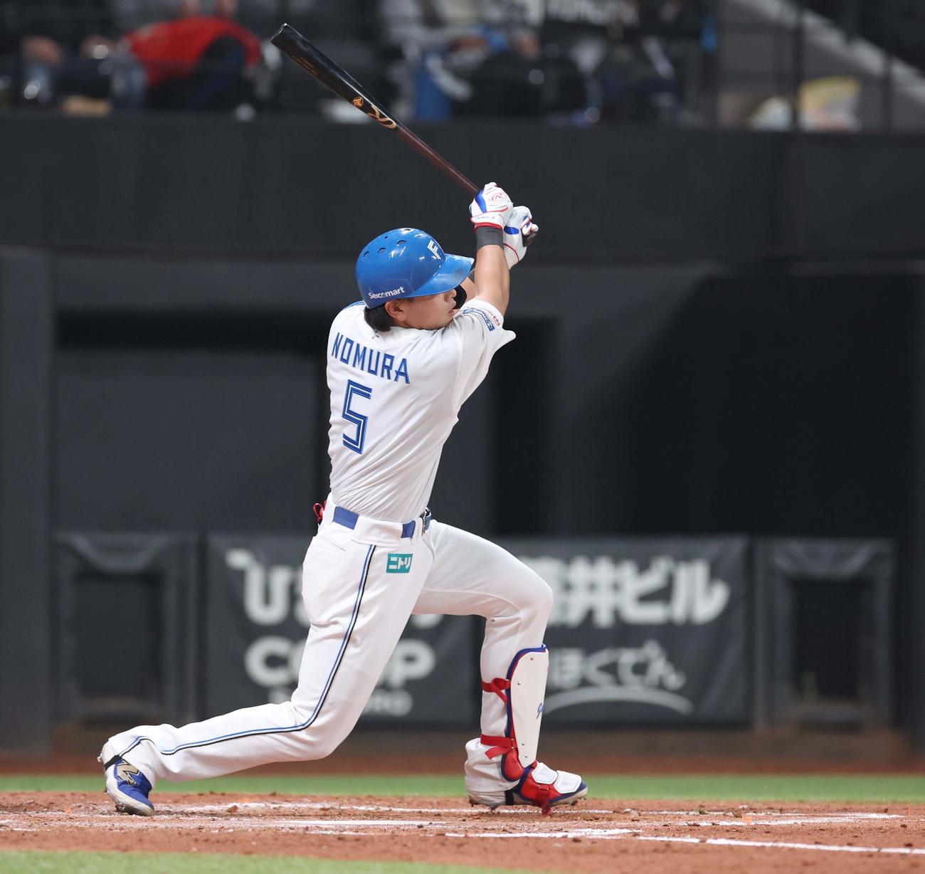 日本ハム対ソフトバンク　2回裏日本ハム無死、左越え本塁打を放つ野村（撮影・黒川智章）