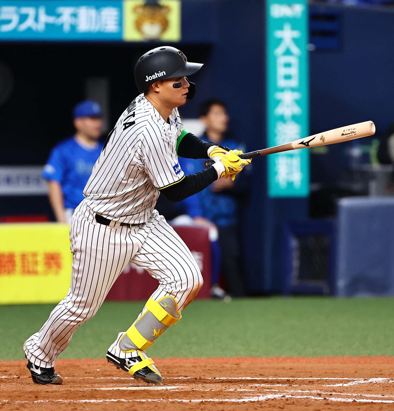 阪神対DeNA 8回裏阪神1死一、二塁、森下は二直に倒れる（撮影・上田博志）