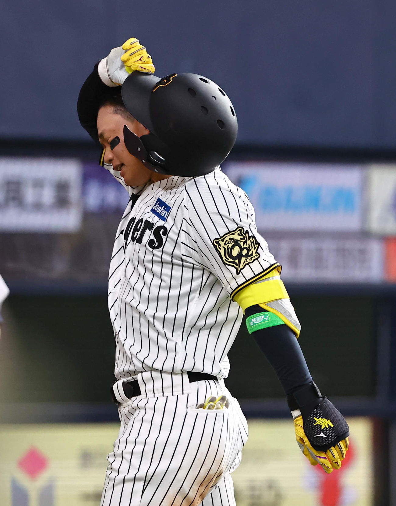 阪神対DeNA 8回裏阪神1死一、二塁、森下は二直に倒れる（撮影・上田博志）