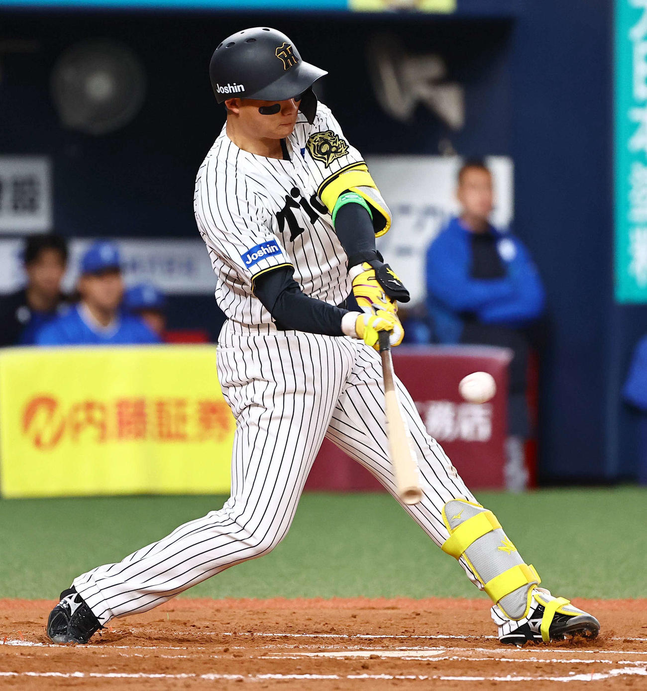 阪神対DeNA 2回裏阪神無死、森下は二塁打を放つ（撮影・上田博志）