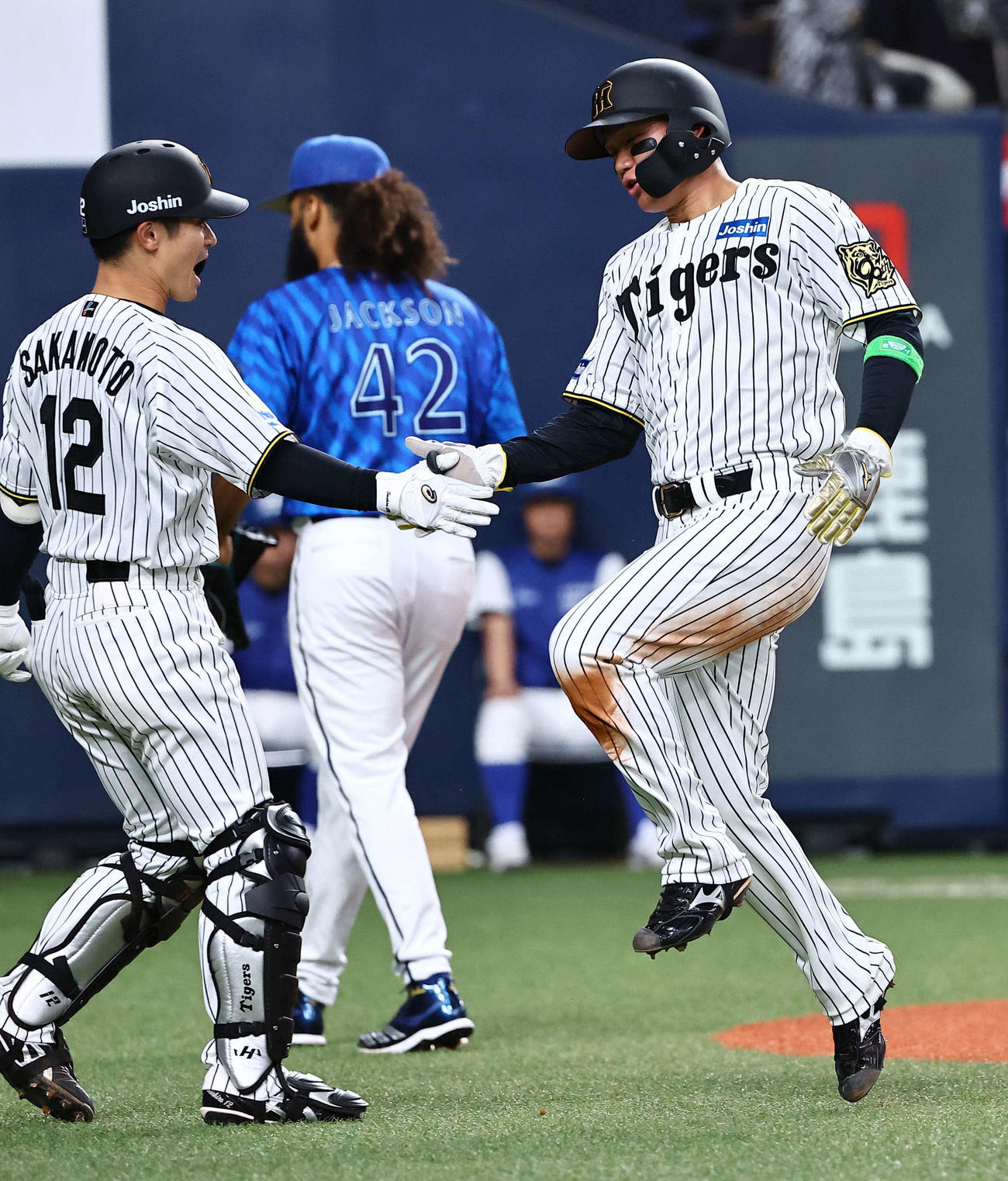 阪神対DeNA 2回裏阪神2死二塁、森下（右）は木浪の先制適時打で生還する（撮影・上田博志）