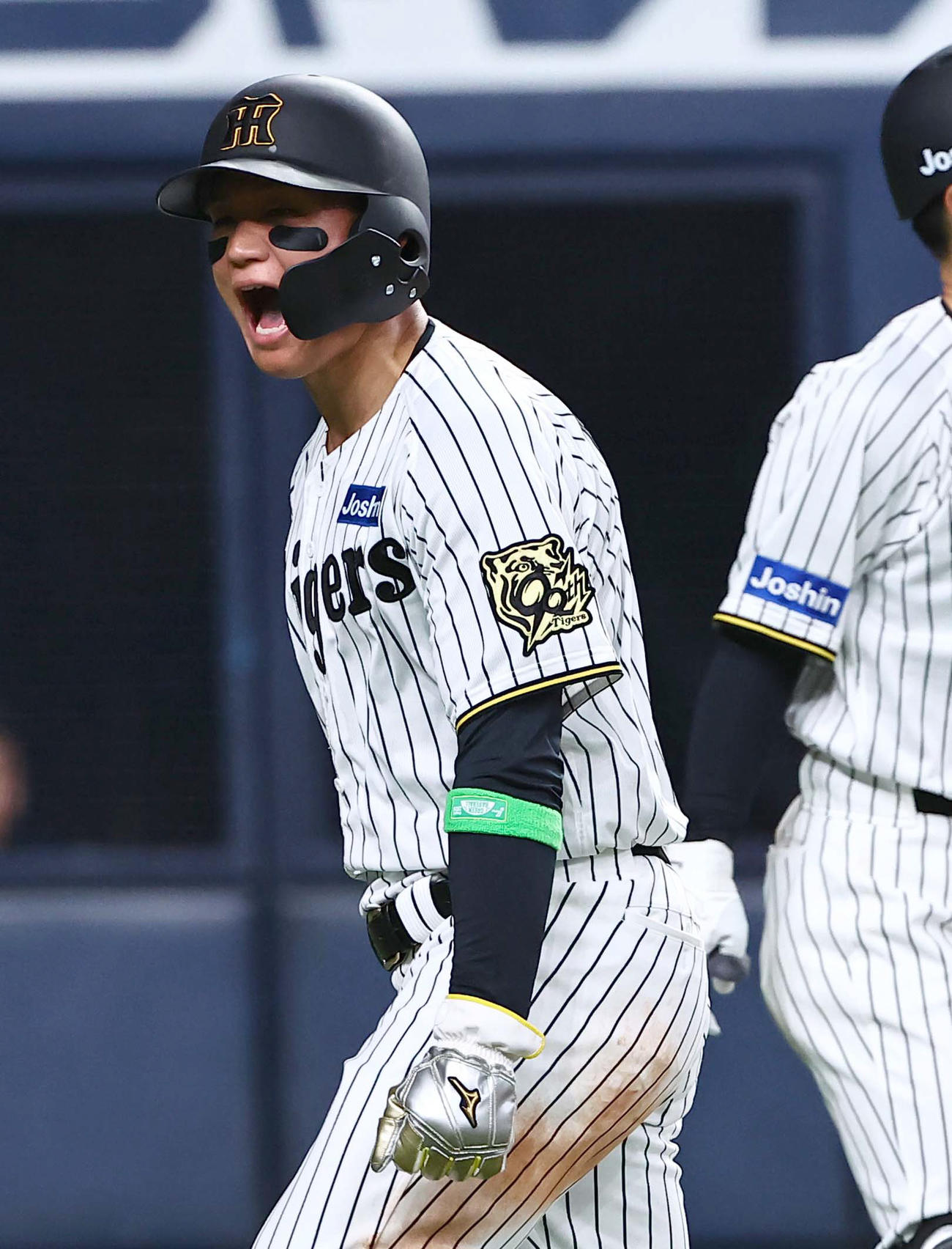 阪神対DeNA 2回裏阪神2死二塁、木浪の先制適時打で生還した森下は雄たけびをあげる（撮影・上田博志）