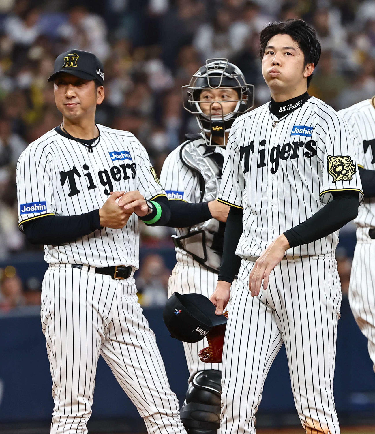 阪神対DeNA 6回、藤川監督（左）に交代を告げられ降板する才木（撮影・上田博志）