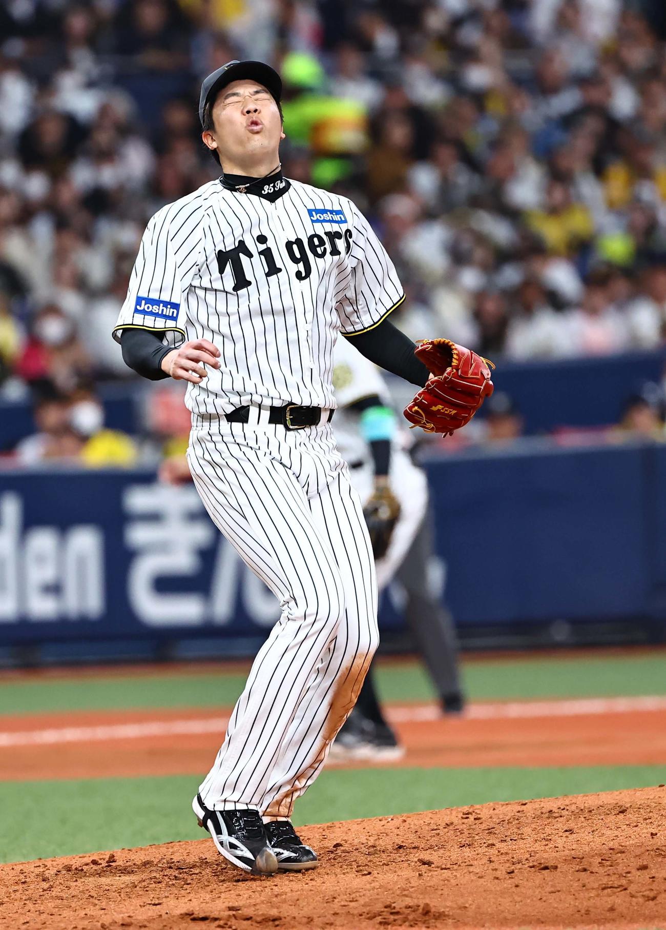 阪神対DeNA 6回表DeNA1死満塁、森敬に押し出し四球を与えた才木は悔しそうな表情を見せる（撮影・上田博志）