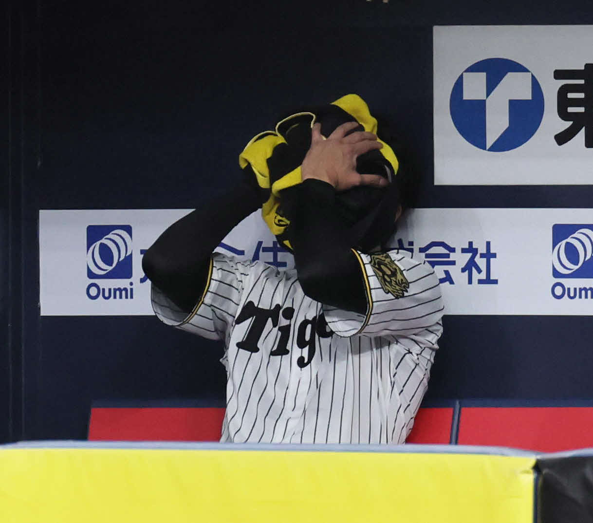 阪神対DeNA 6回表DeNA2死満塁、才木は3点を失いベンチでタオルをかぶる（撮影・宮崎幸一）